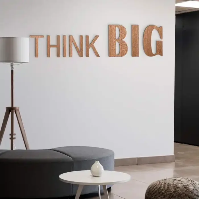 3D Holz Schriftzug THINK BIG – Mahagoni