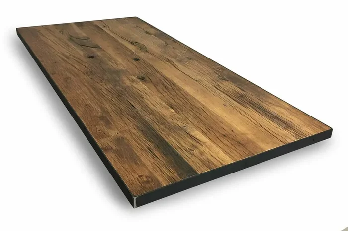 Alte Eiche Tischplatte mit Rohstahl ummantelt auf Maß