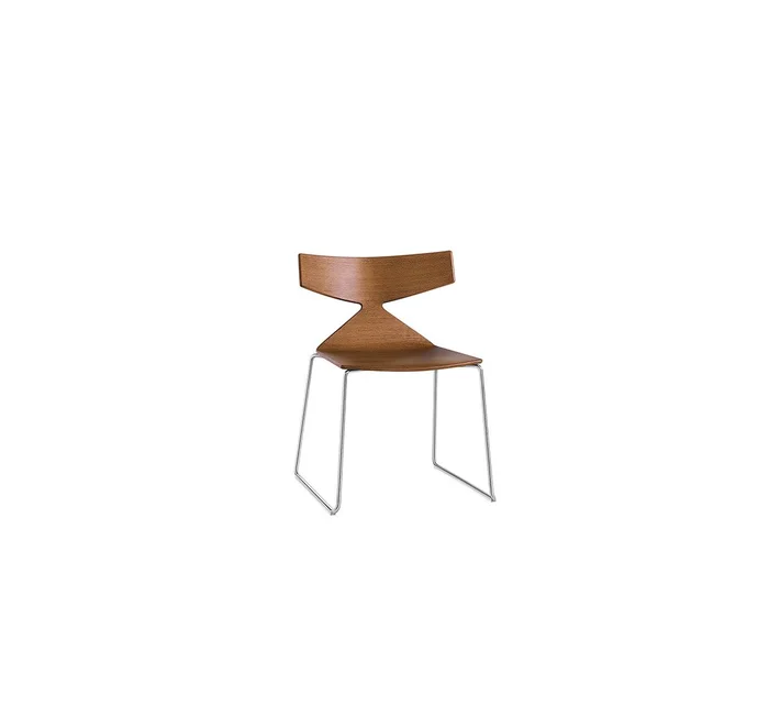Arper SayaSchlittenstuhl aus Holz mit Chromstahl Beine Entworfen von Lievore Altherr Molina