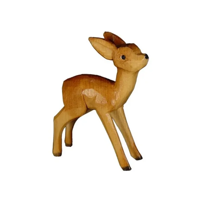 Bambi stehend in Zirbel