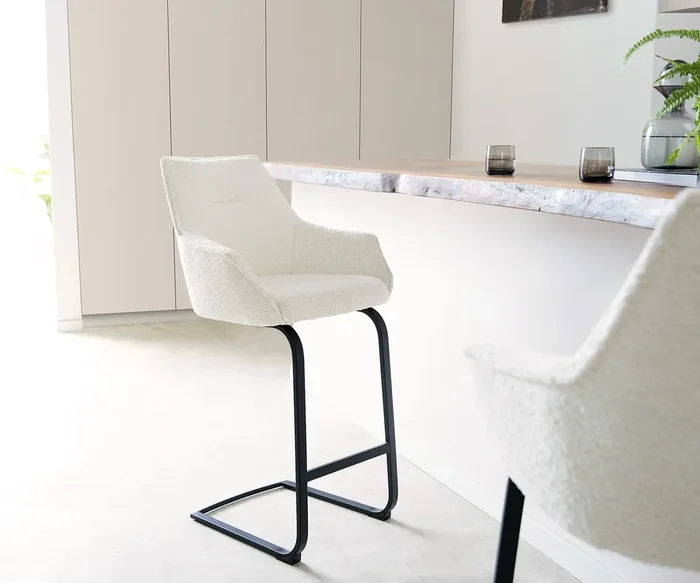 Barstuhl Alja-Flex Bouclé Weiß Freischwinger flach Metall Schwarz Taschenfederkern