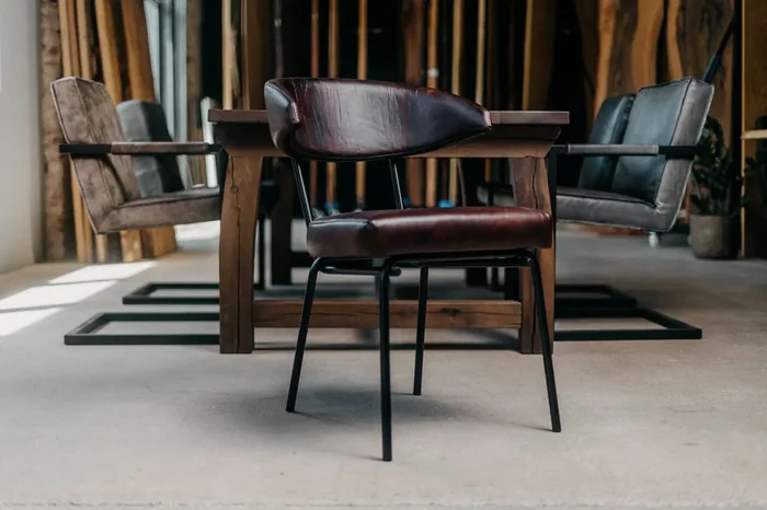 Bistrostuhl Metall Gestell und Buffaloleder Darcy