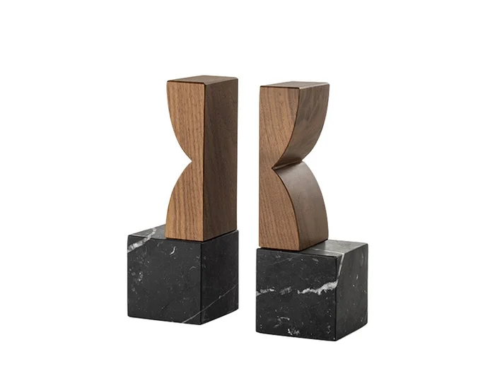 Colé Constantin Buchstützen Entworfen von Agustìn Gascòn