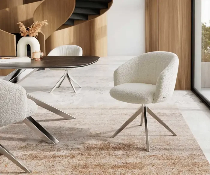 Drehstuhl Caja-Flex mit Armlehnen Bouclé Weiß Kreuzgestell breit Edelstahl 360° drehbar Taschenfederkern