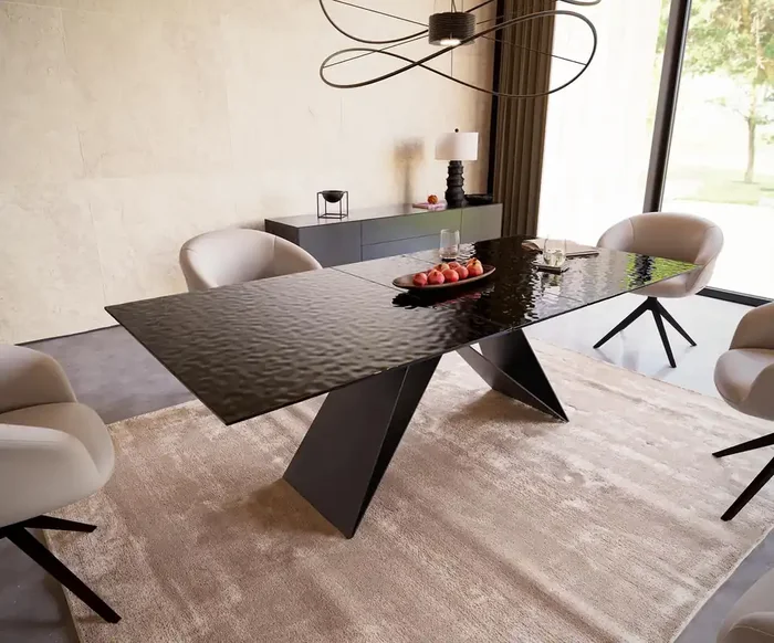 Esstisch Edge 180-220×100 Reliefglas Rauchschwarz 3D-Design V-Gestell Flachstahl Schwarz ausziehbar