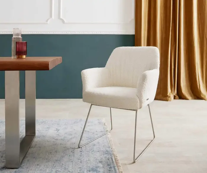 Esszimmerstuhl Xana-Flex mit Armlehnen Bouclé Weiß Kufengestell Edelstahl Taschenfederkern