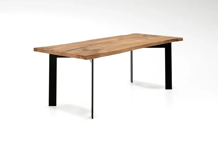 Esszimmertisch Baldr mit Baumkante aus massiver Eiche nach Maß