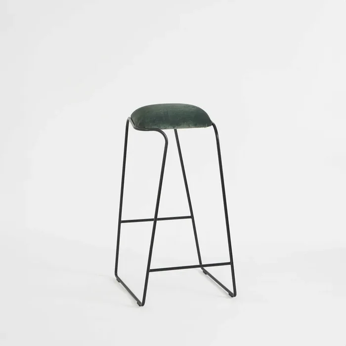 Gepolsterter Stahlhocker SEEMS von Enrico Girotti für LapiegaWD – Schwarz / H 75 x B 41 x T 44