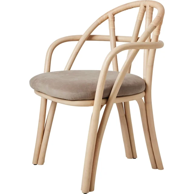 Gubi Bistra Esszimmerstuhl mit Armlehnen Natur Lackiertes Rattan/Fustagno Limonta 002