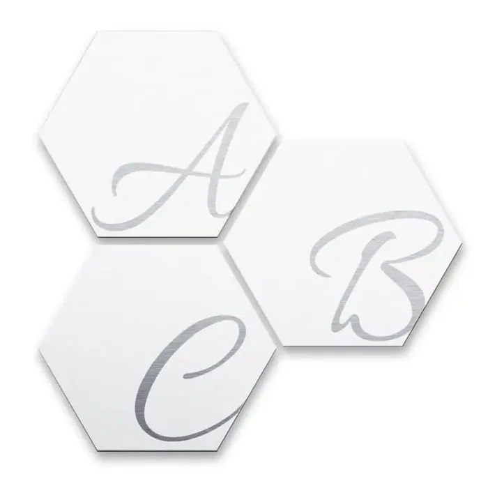 Hexagon Buchstaben – Alu-Dibond Silbereffekt – Weiß