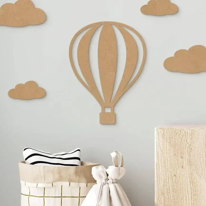 Kinderzimmer Holzdeko Heißluftballon mit senkrechten Linien – MDF Natur
