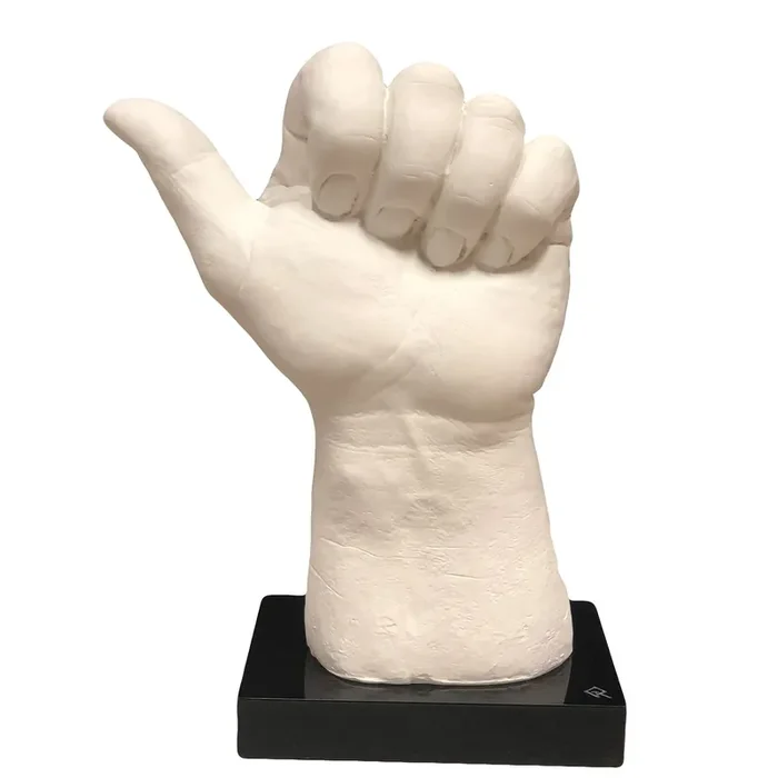 Kunstharz-Skulptur MANO D‘OPERA OK von Gennaro Regina