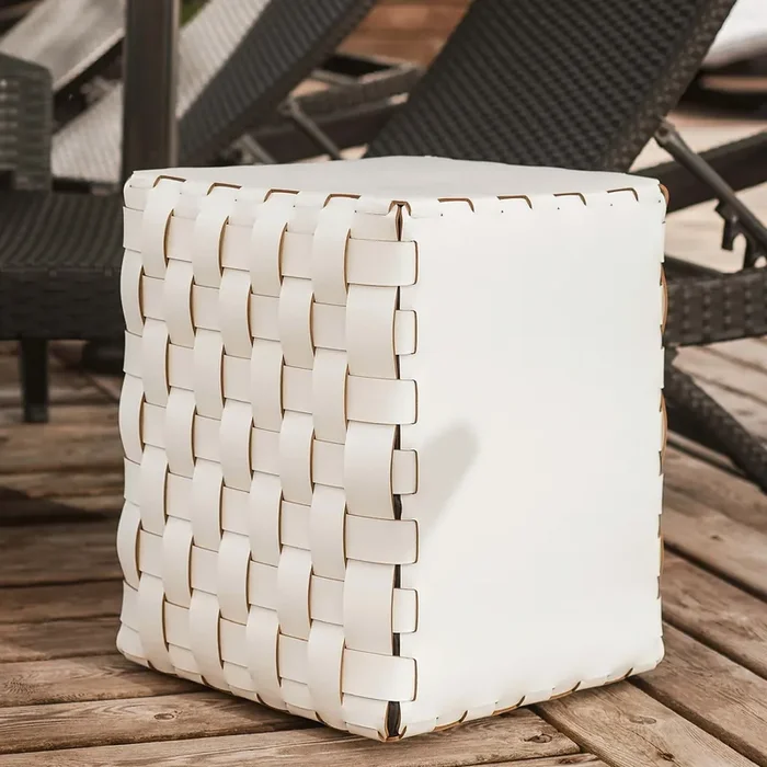 Leder-POUF von Ekaterina Borovkova für ADJ STYLE – Schwarz / H 40 x B 35 x T 35