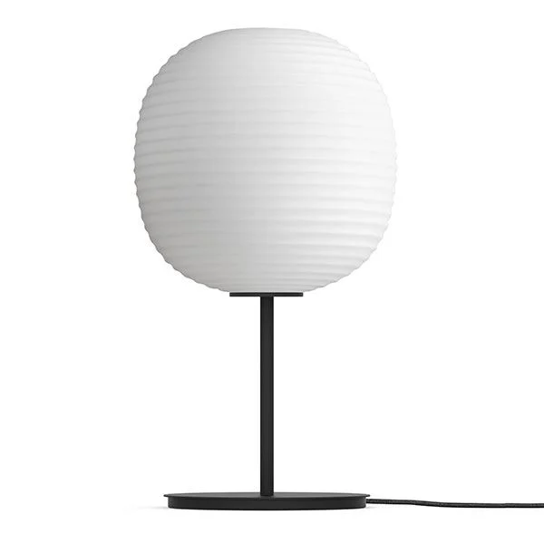 NEW WORKS Lantern Tischlampe mit Schwarzem Fuß & Mattiertem Weißem Opalglas Mittel