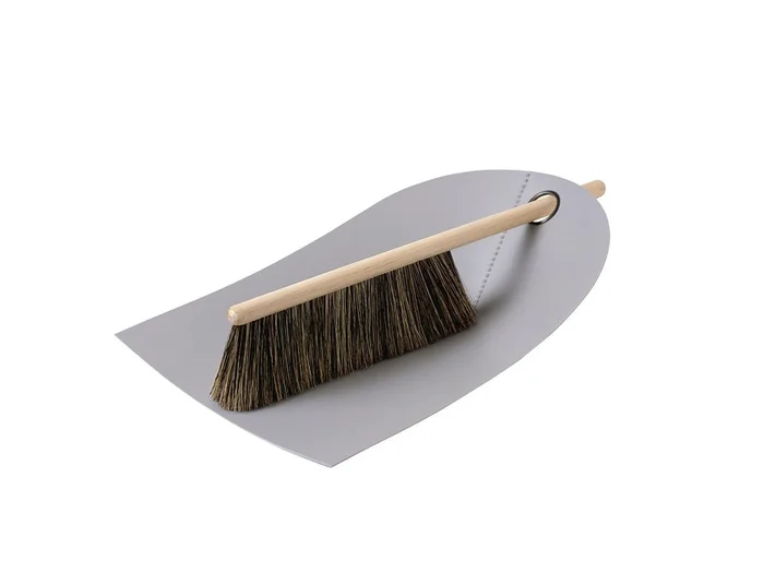 Normann Copenhagen Dustpan and Broom – Besen und Schaufel Entworfen von Ole Jensen