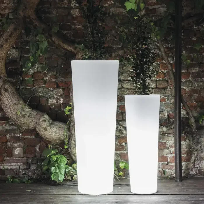 Outdoor Vase NEW POT mit internem Beleuchtungssystem von Paolo Rizzatto für Serralunga – ø 35 x H 90 / IP68 – DRAHTLOSES BLUETOOTH