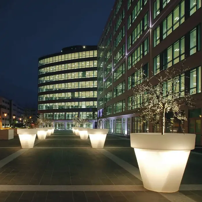 Outdoor Vase VAS FAMILY & BIG BO mit internem Beleuchtungssystem von Luisa Bocchietto für Serralunga – S ø 130 x H 120 / IP67 – KABELGEBUNDENE LED-RGBW-LAMPE + FERNBEDIENUNG