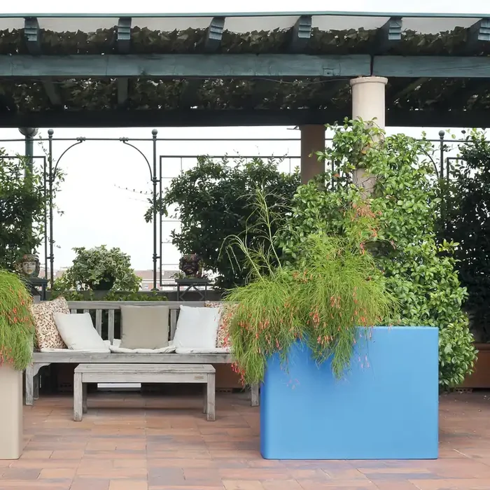 Rechteckige Outdoor-Vase O /E von Serralunga – Anthrazit