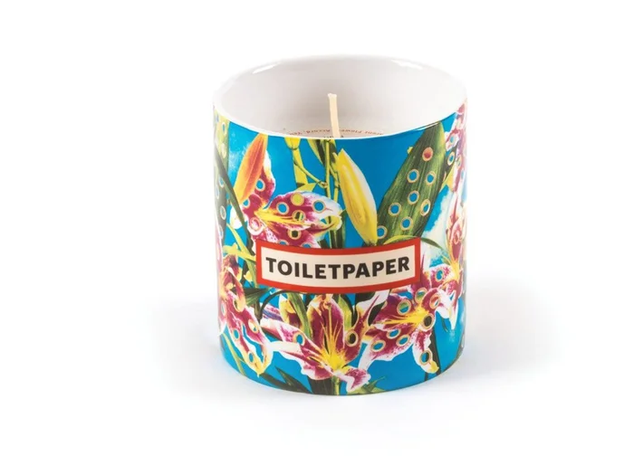 Seletti Toilet Paper Flowers Kerze Entworfen von Maurizio Cattelan & Pierpaolo Ferrari