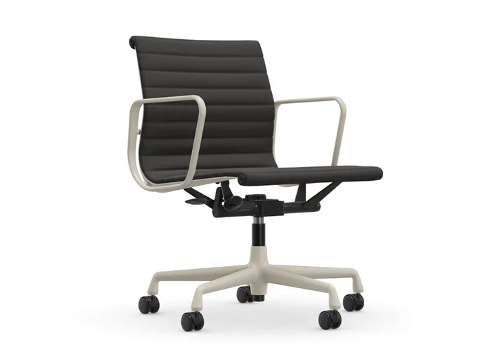 Vitra Aluminium Chair EA 117 – Bürostuhl Entworfen von Charles & Ray Eames