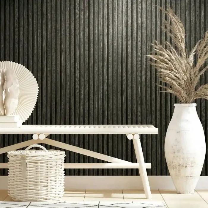 Vliestapete mit Akustikpaneele Optik und leichter Holzmaserung im Skandi Stil schwarz Streifen