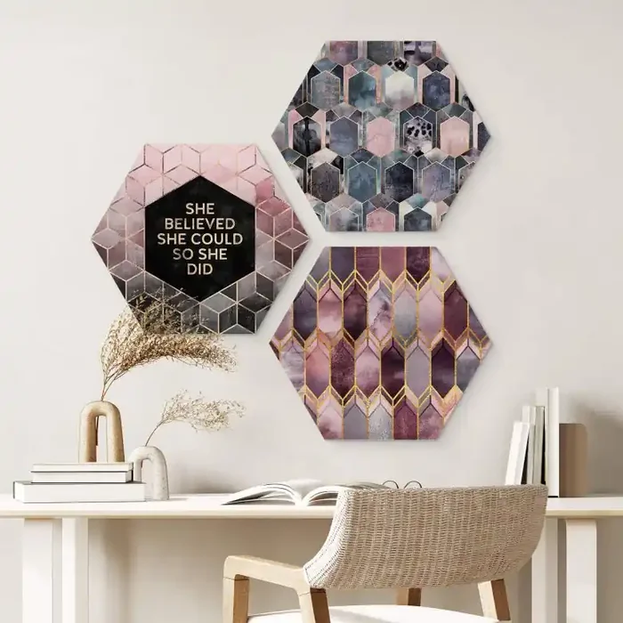 Wandbild Set Fredriksson – Geometrie in Violett und Gold – Alu-Dibond Hexagon (3-teilig)