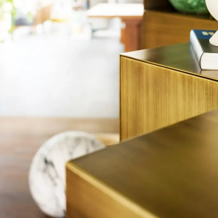 Wandmontierte Metall-Aufbewahrungseinheit CELLULA 4 von Studio PANG für Mogg – Bronze