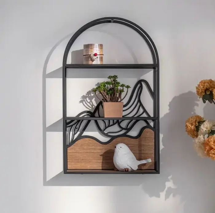 Wandregal Hängeregal Berglandschaft – Aus Holz und Metall – 34x56x12 cm