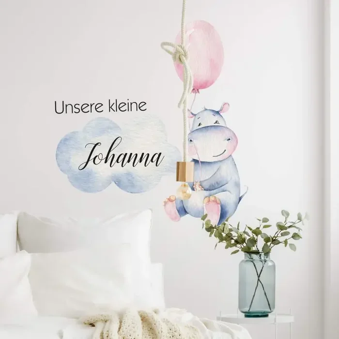 Wandtattoo Wunschname Mädchen + Kvilis – Kleines Flusspferd mit rosa Luftballon